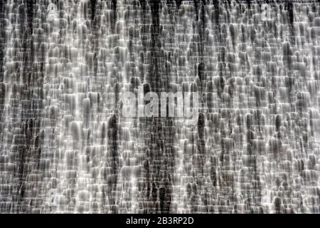 Derwent Dam Wall, Wasserüberlauf, Upper derwent Valley, Derbyshire Peak District, England, Großbritannien Stockfoto