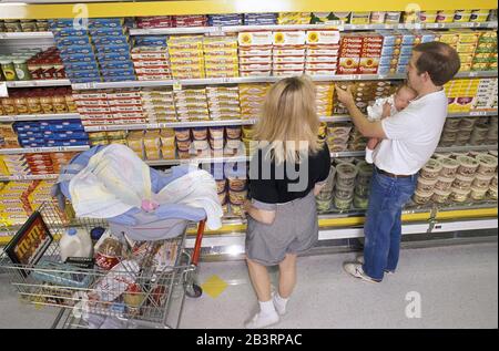 Austin, Texas USA, um 1990: Eltern mit Säuglingsgeschäft in der Milchabteilung des Supermarkts. ©Bob Daemmrich Stockfoto