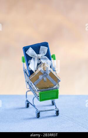 Geschenkschachteln im Warenkorb. Nahansicht. Preisänderungen von Geschenkschachteln. Geschenk wird erhöht oder verringert. Ausgewählte Geschenke für Feiertage, universell Stockfoto