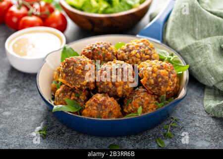 Sauasage Kugeln mit Käse und Dippsauce Stockfoto