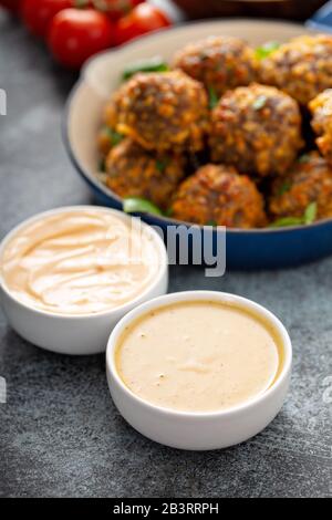 Sauasage Kugeln mit Käse und Dippsauce Stockfoto