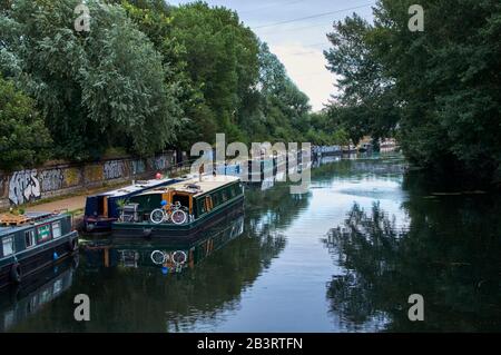 Der River Lea mit Schmalbooten in der Nähe von Hackney Marshes, im Osten Londons, Großbritannien Stockfoto