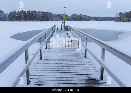 Freier Eisschwimmplatz in Finnland am Wintertag Stockfoto