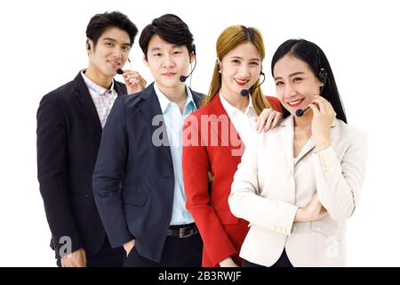 Gruppe von vier glücklichen asiatischen Callcenter-Betreibern auf weißem Hintergrund. Stockfoto