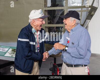 Veteranen aus dem zweiten Weltkrieg, Die B-24-Missionen Flogen, Treffen sich am Veteranentag im Museum für den zweiten Weltkrieg in New Orleans, LA, USA Stockfoto