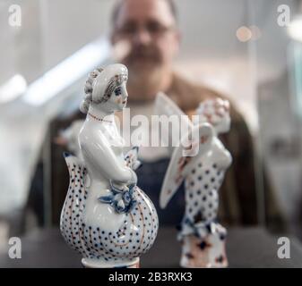 Velten, Deutschland. März 2020. Ein Besucher betrachtet Figuren von Heidi Manthey in der Sonderausstellung "Heidi Manthey: Another World" im Hedwig-Bollhagen-Museum. Kredit: Paul Zinken / dpa-Zentralbild / ZB / dpa / Alamy Live News Stockfoto