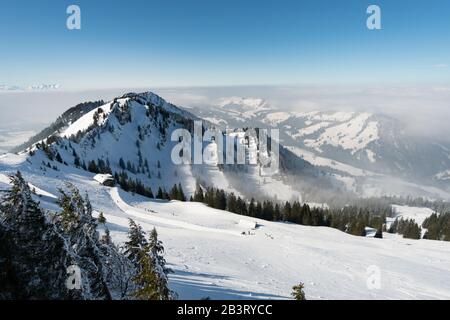 Fantastische Schneeschuhtour auf dem Hochgrat bei der Nagelfluhkette im Allgau, Bayern Stockfoto