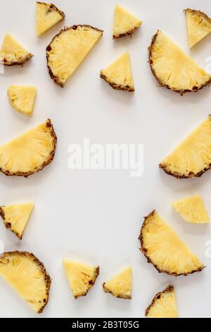 Helle Ebene lag mit Ananas auf weißem Hintergrund und einem Kopierbereich in der Mitte Stockfoto