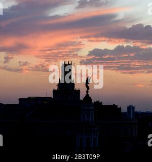 Silhouette der Engelsstatue auf der Kuppel, Grand Theatre, Havanna, Kuba Stockfoto