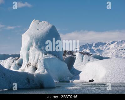 Ein großer Eisberg treibt in der isländischen Gletscherlagune Stockfoto