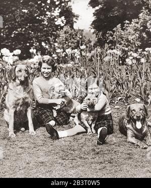 Prinzessin Elizabeth, links, und Prinzessin Margaret mit ihren Haustieren, Royal Lodge, Windsor, England. Prinzessin Elizabeth von York zukünftige Elizabeth II, 1926 - 2022. Königin des Vereinigten Königreichs. Prinzessin Margaret Rose, zukünftige Gräfin von Snowden, 1930 – 2002. Jüngere Tochter von König George VI und Königin Elizabeth des Vereinigten Königreichs und Schwester von Königin Elizabeth II.. Aus dem Krönungsbuch, erschienen 1937. Stockfoto