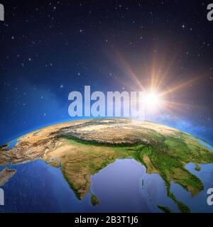 Oberfläche des Planeten Erde von einem Satelliten aus betrachtet, der sich auf Ostasien konzentriert und die Sonne am Horizont aufgeht. Physische Karte der Himalaya-Berge, Indien und C. Stockfoto