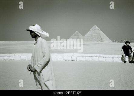 Schwarz-Weiß-Reisefotografie - Pyramide von Khafre und die große Pyramide Cheops oder Khufu an den Pyramiden von Gizeh Kairo in Ägypten in Nordafrika Stockfoto