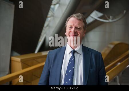 Edinburgh, Großbritannien. März 2020. Abgebildet: RT Hon Alister Jack MP - Staatssekretär für Schottland und Mitglied der Conservative Party, seit 2017 ist er Abgeordneter für Dumfries and Galloway. Foto auf der Treppe von der Gartenlobby im schottischen Parlament, Holyrood, Edinburgh. Kredit: Colin Fisher/Alamy Live News Stockfoto