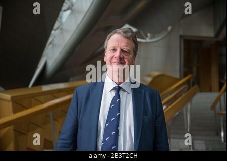 Edinburgh, Großbritannien. März 2020. Abgebildet: RT Hon Alister Jack MP - Staatssekretär für Schottland und Mitglied der Conservative Party, seit 2017 ist er Abgeordneter für Dumfries and Galloway. Foto auf der Treppe von der Gartenlobby im schottischen Parlament, Holyrood, Edinburgh. Kredit: Colin Fisher/Alamy Live News Stockfoto