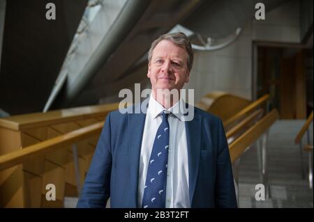 Edinburgh, Großbritannien. März 2020. Abgebildet: RT Hon Alister Jack MP - Staatssekretär für Schottland und Mitglied der Conservative Party, seit 2017 ist er Abgeordneter für Dumfries and Galloway. Foto auf der Treppe von der Gartenlobby im schottischen Parlament, Holyrood, Edinburgh. Kredit: Colin Fisher/Alamy Live News Stockfoto