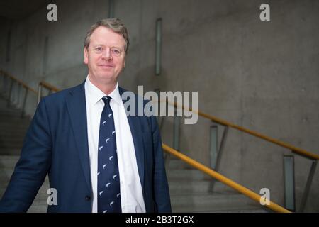 Edinburgh, Großbritannien. März 2020. Abgebildet: RT Hon Alister Jack MP - Staatssekretär für Schottland und Mitglied der Conservative Party, seit 2017 ist er Abgeordneter für Dumfries and Galloway. Foto auf der Treppe von der Gartenlobby im schottischen Parlament, Holyrood, Edinburgh. Kredit: Colin Fisher/Alamy Live News Stockfoto