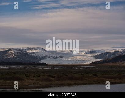 Blick auf einen Gletscherarm an der isländischen Küste im März Stockfoto