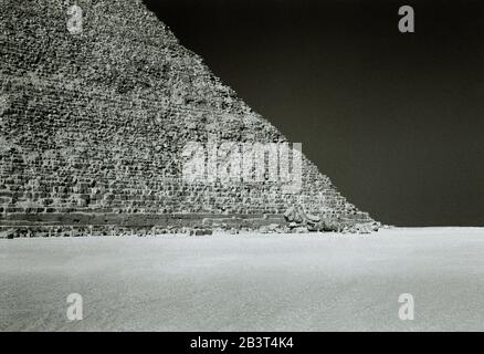 Reise-Fotografie in Schwarz und Weiß - Pyramide von Khafre an den Pyramiden von Gizeh in Kairo in Ägypten in Nordafrika im Nahen Osten Stockfoto