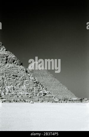 Schwarz-Weiß-Reisefotografie - Pyramide von Khafre und die große Pyramide Cheops oder Khufu an den Pyramiden von Gizeh Kairo in Ägypten in Nordafrika Stockfoto