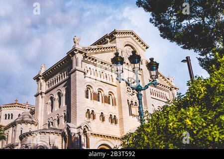 Kathedrale Sankt Nikolaus von Monaco. Die Kathedrale unserer Lieben Frau Unbefleckt in Monaco, Monte Carlo. Fontvieille, Monaco Ville, Blick von Monac Stockfoto