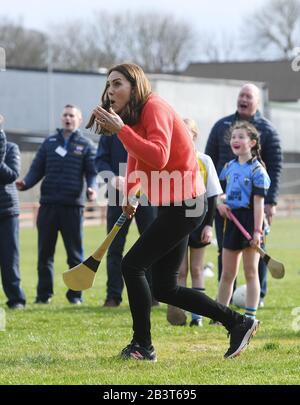 Die Duchess of Cambridge versucht ihre Hand bei Hurling im Rahmen ihres Besuches im Salthill Knocknacarra GAA Club in Galway am dritten Tag ihres Besuches in der Republik Irland. PA Foto. Bilddatum: Donnerstag, 5. März 2020. Siehe PA Story ROYAL Cambridge. Der Fotowredit sollte lauten: Facundo Arrizabalaga/PA Wire Stockfoto