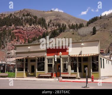 Hauptstraße in Telluride Colorado, dahinter die Rocky TeellMountains Stockfoto
