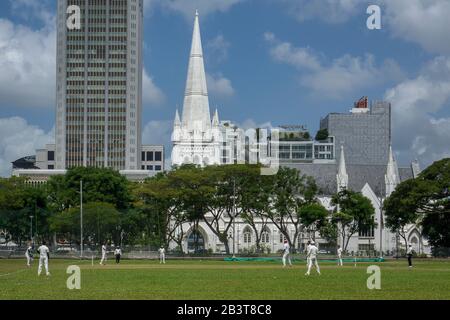 Singapur, St. Andrews Kathedrale und Cricket-Spiel auf Padang Stockfoto