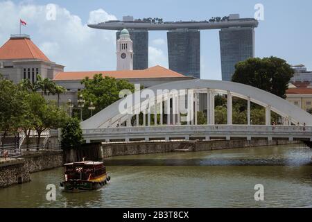 Singapur, Fluss, Elgin Bridge und Marina Bay Sands Stockfoto
