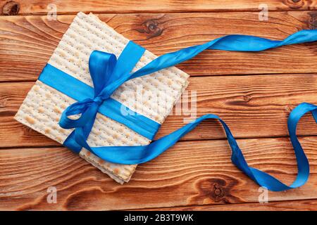 Matzo-Fladenbrot für jüdische Hochfeierlichkeiten auf dem Tisch Stockfoto