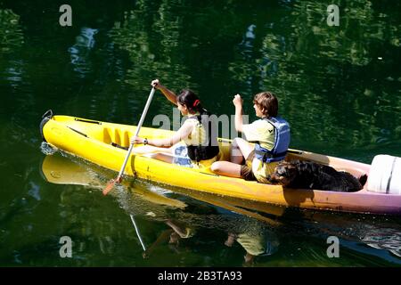 Kanufahren auf dem Fluss Herault, Herault-Rallye organisiert vom Montpellier University Club (MUC) Laroque, Occitanie France Stockfoto