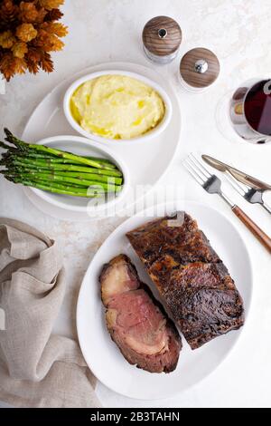 Am Sonntag braten Sie Rindfleisch auf einem Teller mit Kartoffelpüree und Spargel Stockfoto