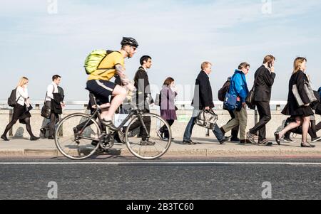 Pendler zur Hauptverkehrszeit machen sich am Ende des Arbeitstages über die London Bridge auf den Weg. Stockfoto