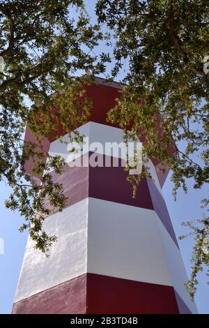 Leuchtturm unter den Bäumen in Harbour Town, Hilton Head Island. Stockfoto