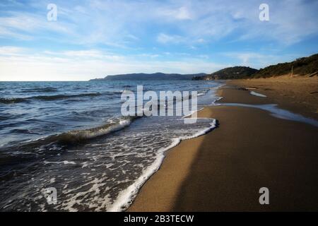 An einem sonnigen Wintertag krachende Wellen am mittelmeerstrand Stockfoto