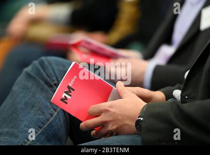 Berlin, Deutschland. März 2020. Die Teilnehmer der Medientage Mitteldeutschland halten das Programm in Händen. Die Veranstaltung geht dem Hauptkongress in Leipzig im Mai voraus. Kredit: Frank May / dpa - Zentralbild / dpa / Alamy Live News Stockfoto