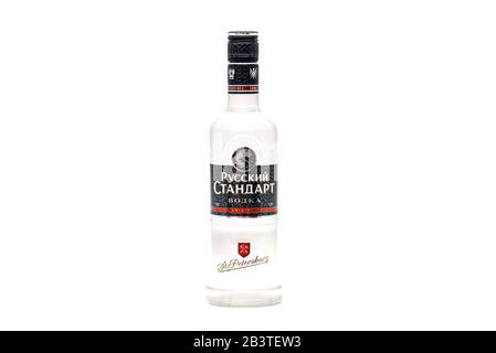 Moskau - MAR 03: Glasflasche mit Traditioneller russischer Vodka Russkiy Standart (Русский Стандарт) isoliert auf weißem Hintergrund in Moskau Stockfoto