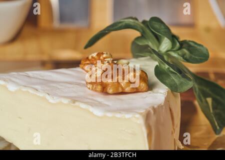 Käsepfauen auf dem alten Holztisch in der Küche. Milchprodukt. Gesunde Ernährung und Lebensstil. Stockfoto