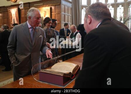 Dem Prince of Wales (rechts) wird das Rote Buch von Hergest bei einem Besuch des Jesus College in Oxford in Anerkennung der Wiedereinsetzung des Jesus Chair of Celtic, einer Professur für Celtic Studies an der Universität Oxford, gezeigt. Stockfoto