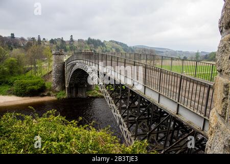 Die Craigellachie Bridge aus Gusseisen überspannt den Fluss Spey an einem übergiebelten Tag in den schottischen Highlands Stockfoto