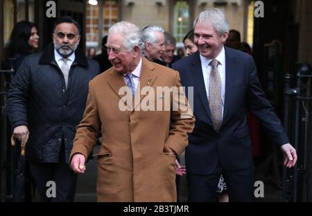 Der Prince of Wales (Zentrum) wird von Sir Nigel Shadbolt (rechts) getroffen, als er zu einem Besuch am Jesus College in Oxford kommt, um die Wiedereinstellung des Jesus Chair of Celtic, einer Professur für Celtic Studies an der Universität Oxford, zu erkennen. Stockfoto