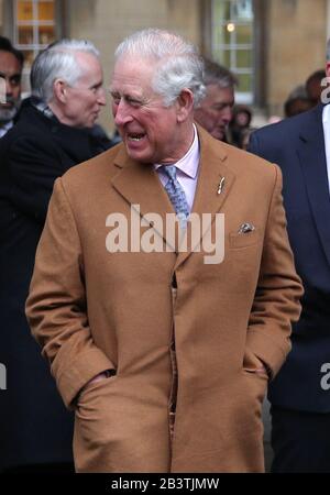 Der Prince of Wales kommt zu einem Besuch am Jesus College in Oxford, um die Wiedereinstellung des Jesus Chair of Celtic, einer Professur für Celtic Studies an der Universität Oxford, zu erkennen. Stockfoto