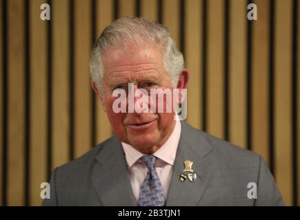 Der Prince of Wales hält während eines Besuchs des Kellogg College in Oxford eine Rede, um die Bynum Tudor Fellowship zu erhalten. Stockfoto