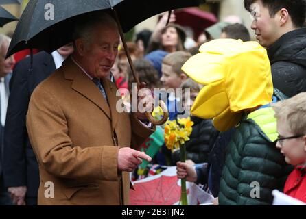 Der Prince of Wales trifft Schulkinder, als er zum Besuch des Jesus College in Oxford kommt, um die Wiedereinstellung des Jesus Chair of Celtic, einer Professur für Celtic Studies an der Universität Oxford, zu erkennen. Stockfoto