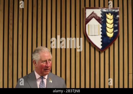 Der Prince of Wales hält während eines Besuchs des Kellogg College in Oxford eine Rede, um die Bynum Tudor Fellowship zu erhalten. Stockfoto