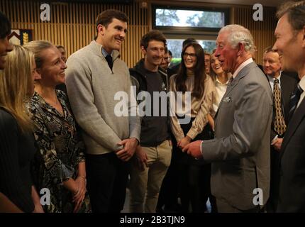 Der Prince of Wales trifft sich bei einem Besuch des Kellogg College in Oxford mit Studenten, um die Bynum Tudor Fellowship zu erhalten. Stockfoto