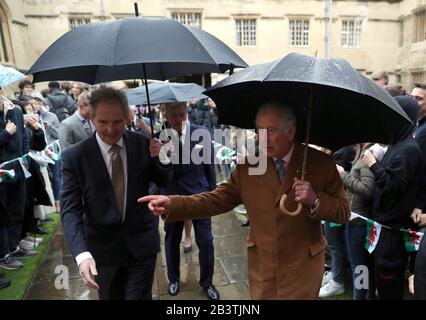 Der Prince of Wales (rechts) mit dem Hauptleiter Sir Nigel Shadbolt (links), als er zum Besuch des Jesus College in Oxford kommt, als Anerkennung für die Wiedereinführung des Jesus Chair of Celtic, einer Professur für Celtic Studies an der Universität Oxford. Stockfoto