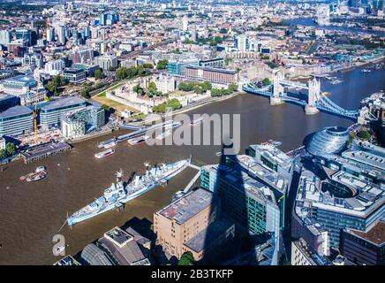 Der Blick über London mit dem Schatten des Shard im Vordergrund. Stockfoto