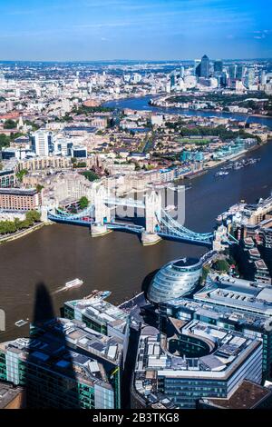 Blick über London mit dem Schatten des Shard im Vordergrund. Stockfoto