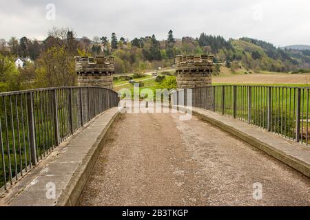 Auf der Craigellachie Bridge, die den Fluss Spey in Schottland überspannt, mit Blick auf die dekorativen Kastelltürme Stockfoto